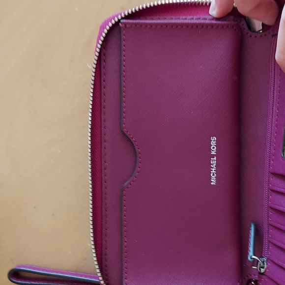 MICHAEL KORS PEBBLED LEATHER ZIP AROUND WALLET PINK w/ SILVER HARDWARE - Picture 6 of 8